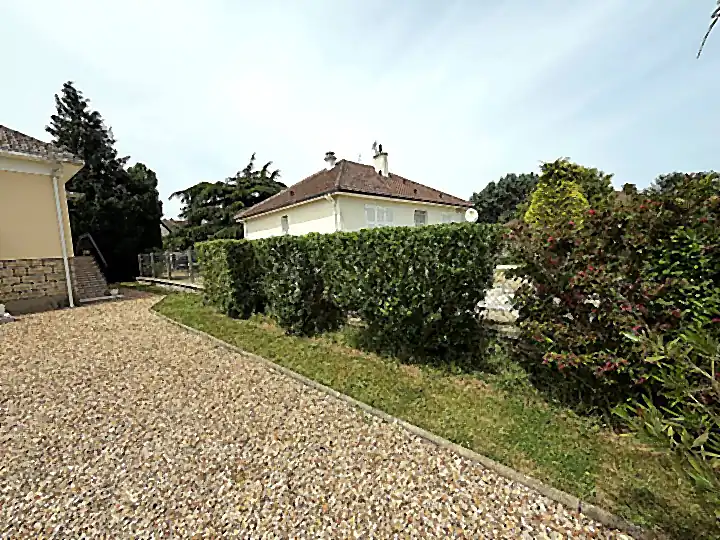 Haie le long d'une allée gravillonnée